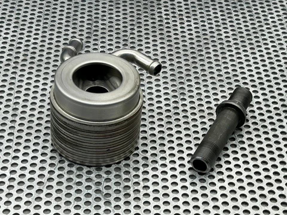 Enfriador de aceite de motor Subaru WRX STI 2015-2021 2,5 L con conjunto de pernos original OEM Foto 2 de 3