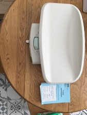 Pèse-bébé SECA numérique 384 avec plateau amovible, capacité de 20 kg Blanc