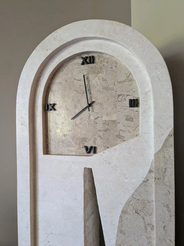 Reloj de piso de abuelo de piedra teselado crema y soporte para plantas moderno Foto 2 de 4