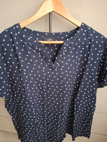 Damenblusen, 2 Stck, Gr. 44/46, Marke BENOTTI, 1 x uni blau, 1 x mit Dreiecken