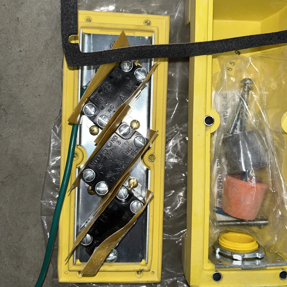 Colgante Daniel Woodhead 4023 3 botones Foto 3 de 4