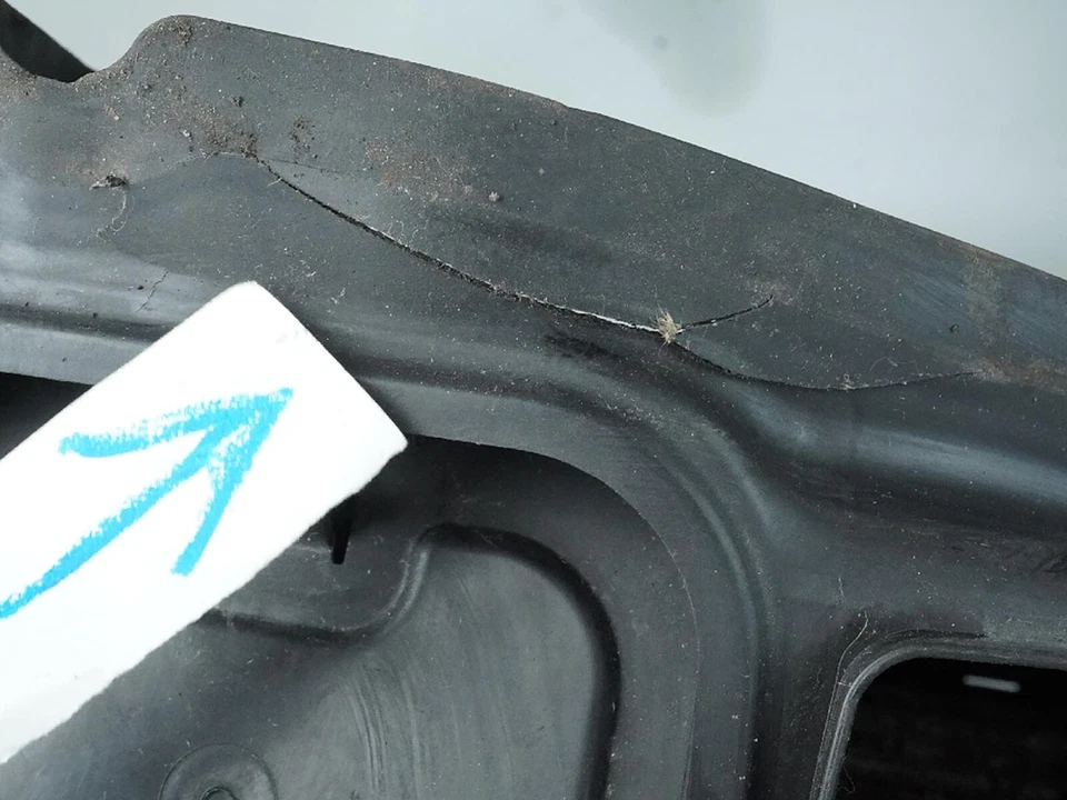 2007 - 2013 Bmw X5 E70 4.4L Twin Turbo Cooling Oil Radiator W Shroud Lh Oem Foto 2 de 4