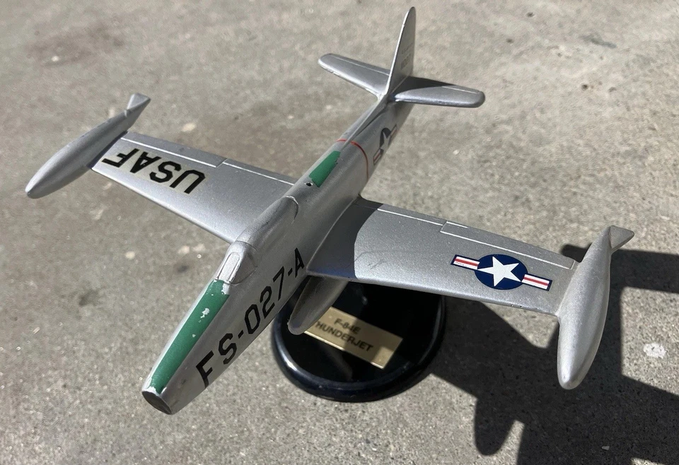 REPUBLIC AVIATION F-84 THUNDERJET DESK TOP MODEL, USAF Resin - Image 2 of 4