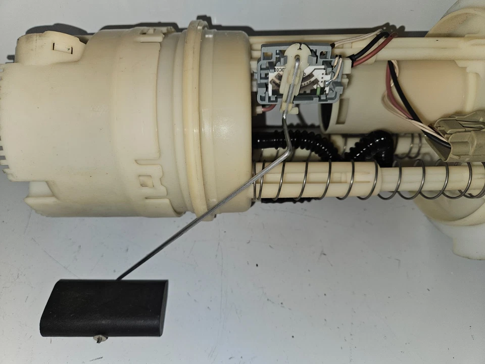 2003-2006 CHRYSLER SEBRING FUEL PUMP ASSEMBLY MODULE OEM, 323-01652 - Image 3 of 4