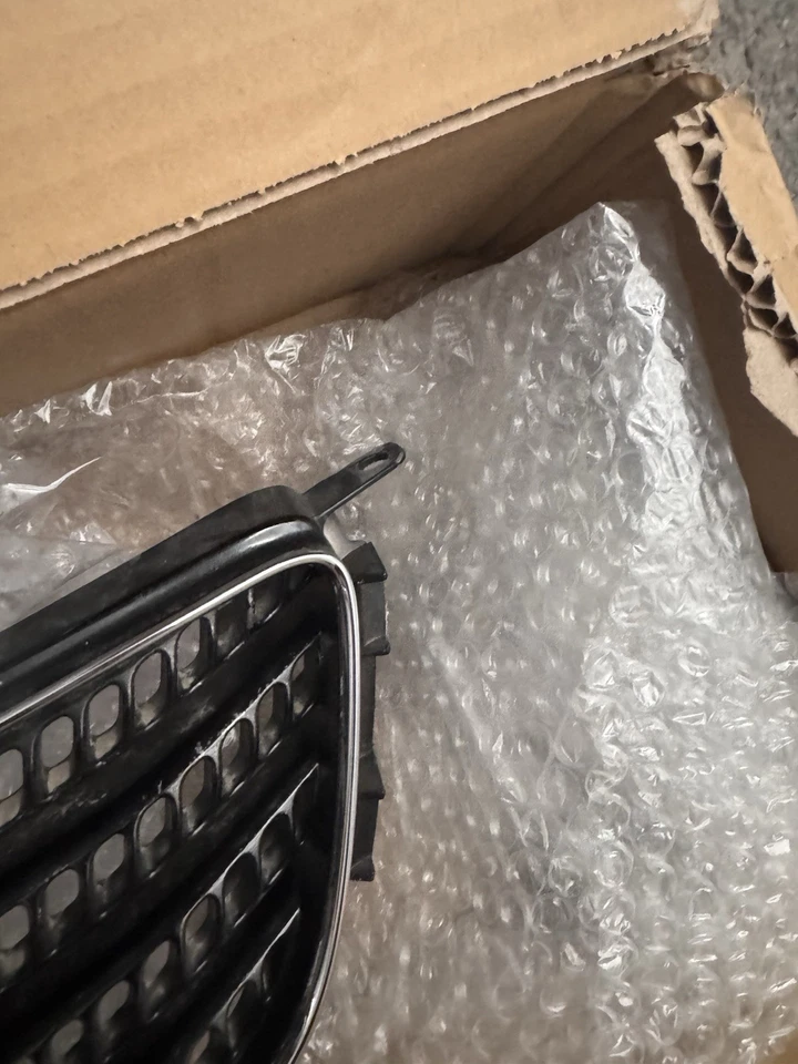 REJILLA DELANTERA LEXUS OEM FÁBRICA 2001-2005 IS300 Foto 2 de 4