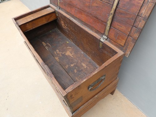 Cassapanca intagliata carro baule con ruote in legno esotico, '900 - L 110 cm! - Foto 9 di 16