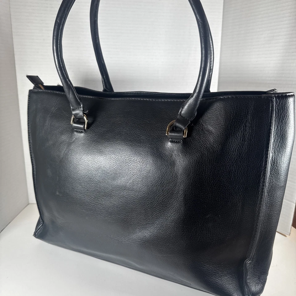 Bolso para portátil A New Day de cuero vegano negro con detalles dorados XL 14x12 pulgadas Foto 2 de 4