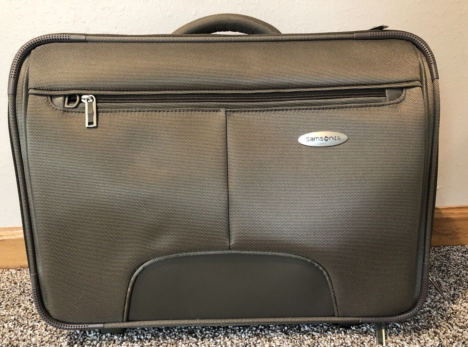 SAMSONITE carry on luggage Armage garment bag olive green roller 19 x 15 x 6-image