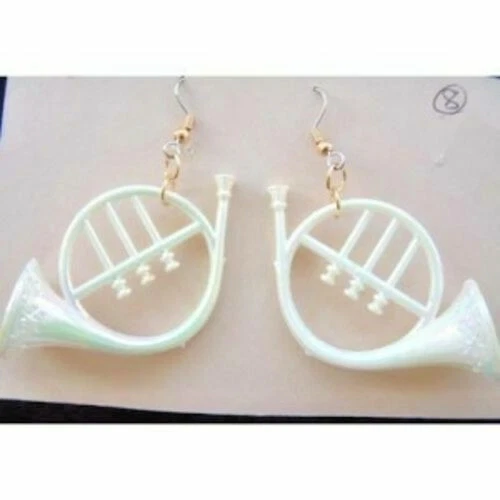 GRANDES PENDIENTES DE CUERNO FRANCÉS Funky Blanco Iridiscente Instrumento Musical Novedad Joyería Foto 2 de 2
