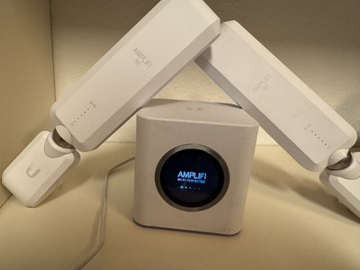 Ubiquiti AMPLIFI HD mit 2 Mesh Repeatern, WLAN Router Set Wi-Fi