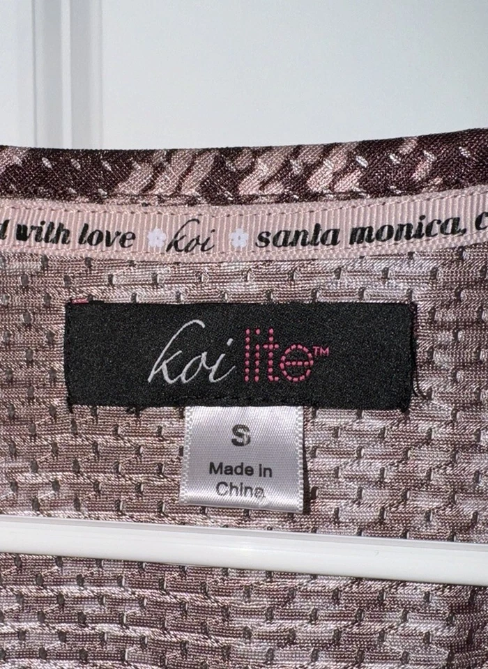 KOI LITE. TOP EXFOLIANTE MUJER TALLA PEQUEÑA. IMPRESIÓN DE RAYAS ANIMALES MARRONES Foto 3 de 3