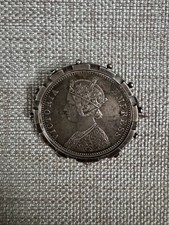 Moneta rara India una rupia Regina Vittoria 1889 montata su spilla. Ottime condizioni