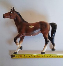 VINTAGE PORCELAIN BAY HORSE WITH 4 WHITE SOCKS