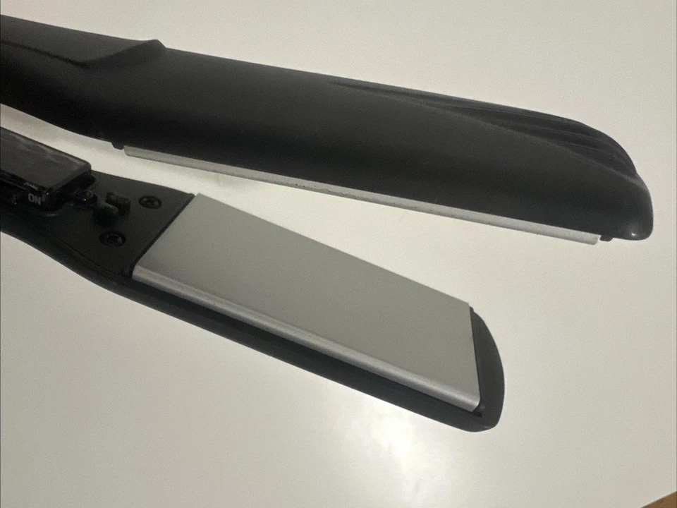 Revlon Smooth and Straight Ceramic Flat Iron Smooth Styles 1.5” Used Working - Image 3 of 4