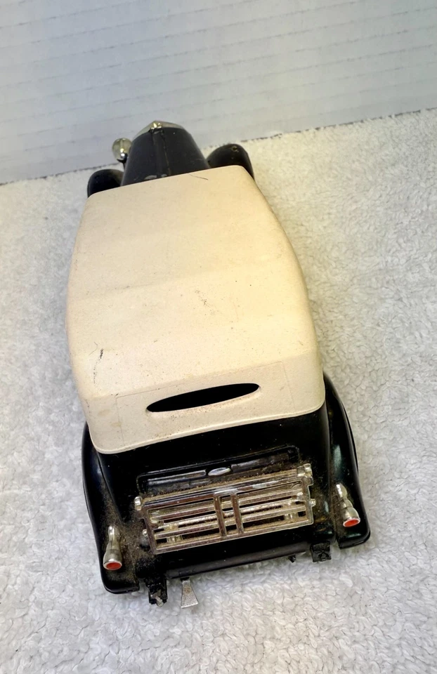 1933 Cadillac Fleetwood Die-Cast Model Car – Signature Models – 1:24 Scale – Rea - Image 3 of 4