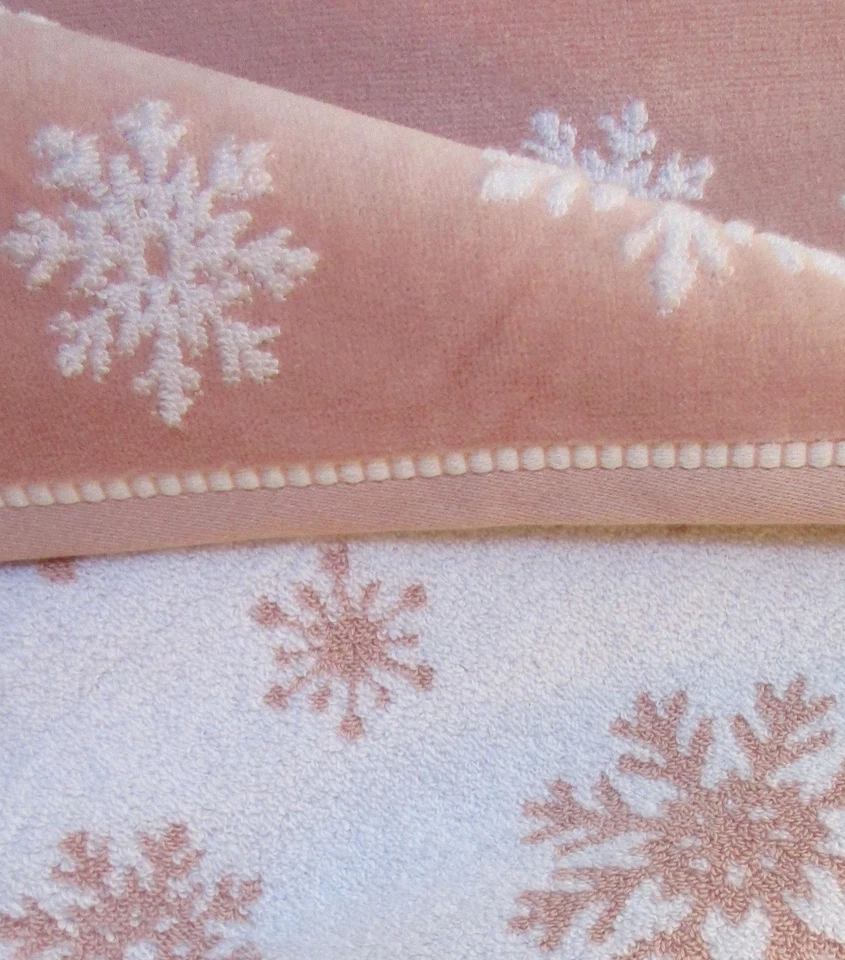 Подарочный набор из 2 рождественских полотенец для рук CARO Home розовый велюр с белыми снежинками - Изображение 3 из 4