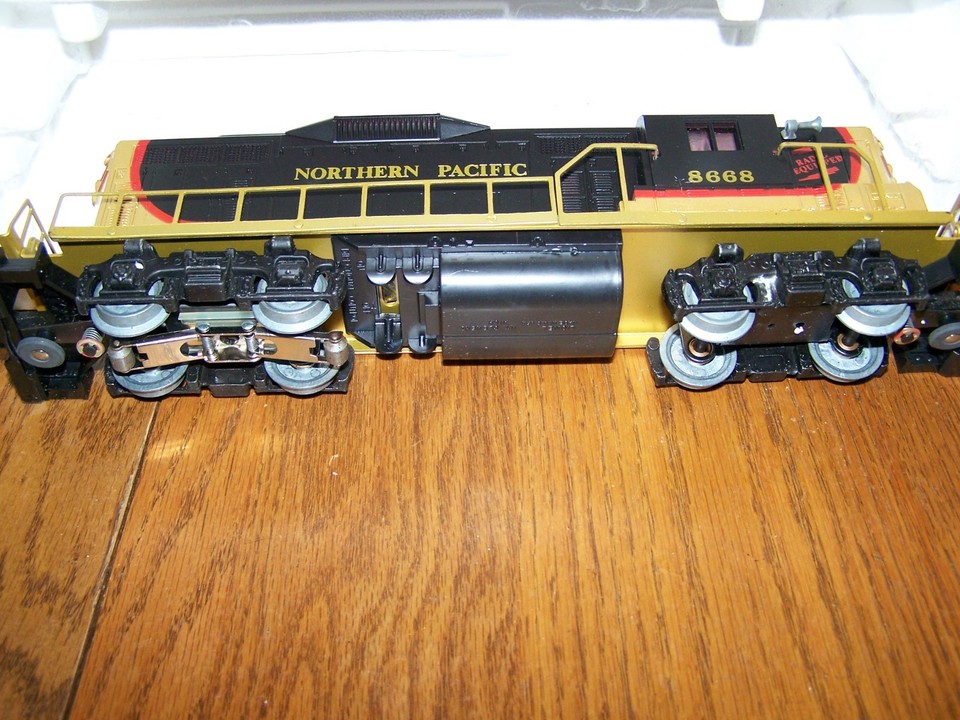 Lionel Northern Pacific GP9 Locomotive 6-8666 w/Dummy 6-8558 0-027 | eBay