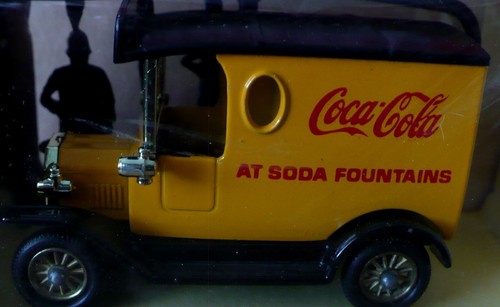 LLEDO MODELS OF DAYS GONE COCA COLA TRUCK W/FIGURES NIB #2 - Picture 2 of 6