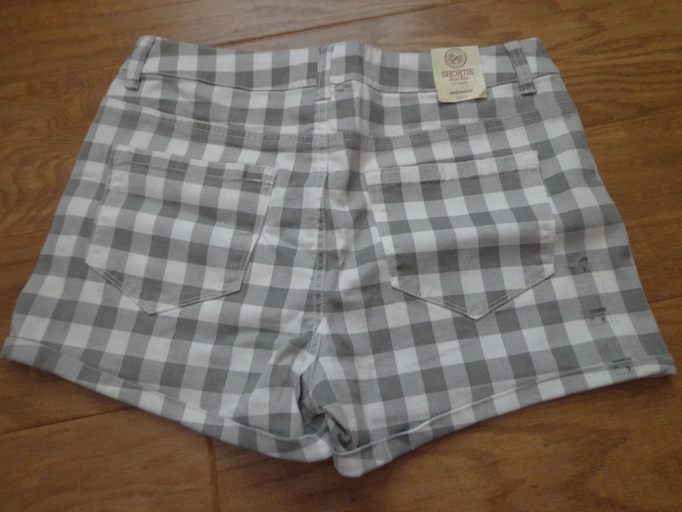 SO women's NWT junior sz 9 super stretch white/grey checkered high rise shorts  - Image 4 of 4
