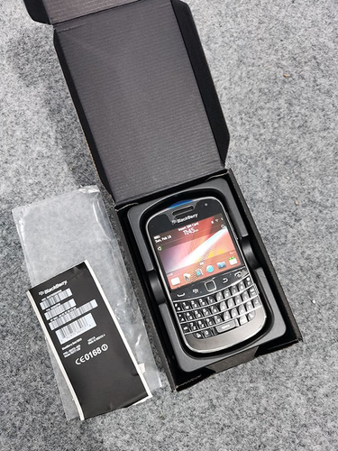 Very Good BlackBerry Bold Touch 9900 Original 3G QWERTY 5MP 8GB ROM