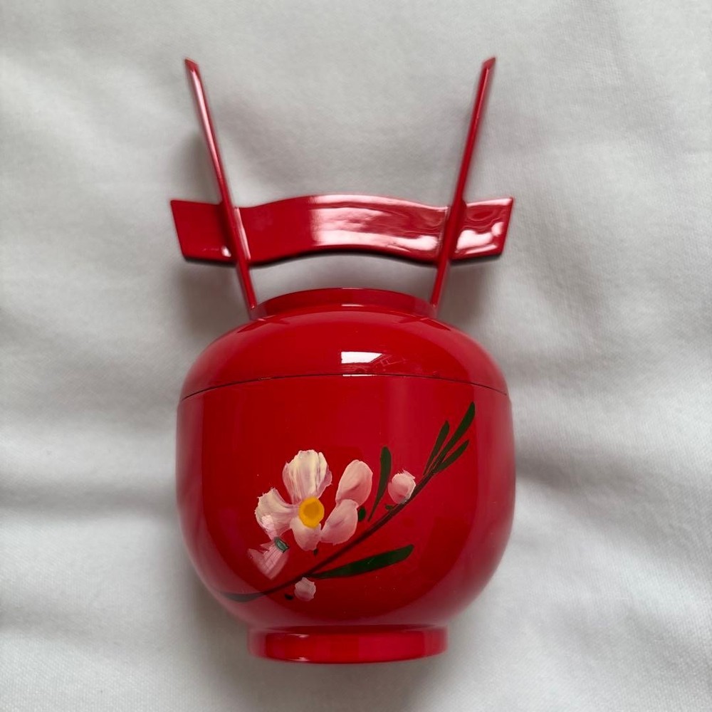 Red lacquerware confectionery bowl floral pattern