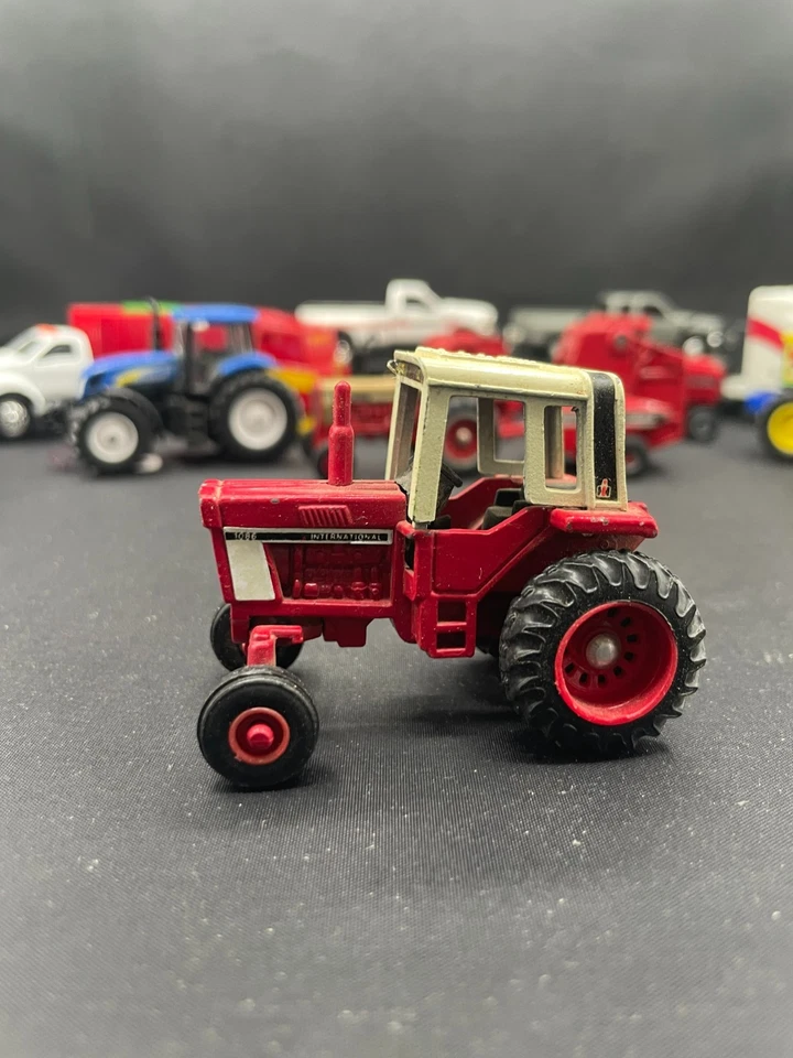 Lot Ertl 1:64 Tractors International Case New Holland John Deere Balers Truck - Image 2 of 4