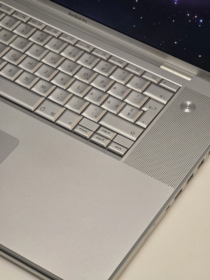 RARE Vintage 2007 MacBook Pro 17" 2.6GHz 4GB A1229 | Glossy HiRes + 72 cycles! - Image 4 of 4