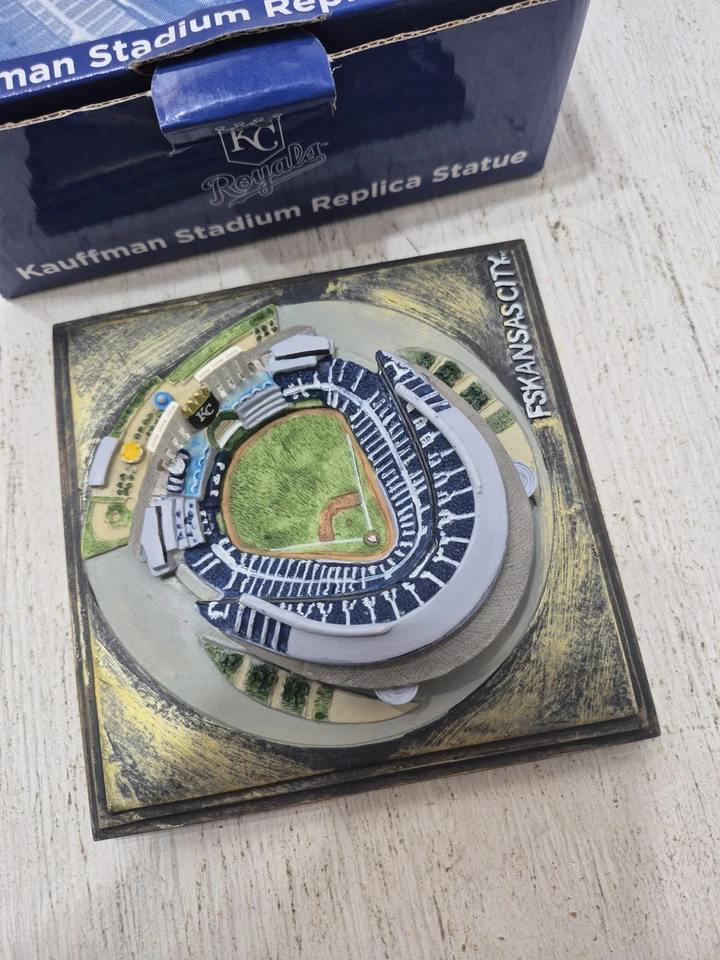 Kansas City Royals KAUFFMAN STADIUM RÉPLICA ESTATUA Cerebro Derecho SGA Caja Promocional Foto 2 de 4