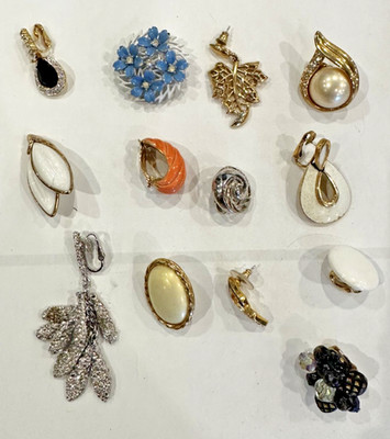 Vintage Trifari Los Von Stud Clip Strass Emaille Perlen Einzelstücke Ohrringe