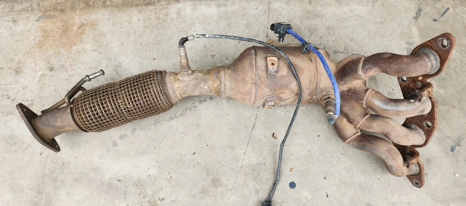 Ford Focus 2012-2018 genuino OEM escape tubo de lino colector motor 2.0  Foto 2 de 4