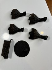 Patas de bañera de hierro fundido con otras dos piezas antiguas de hierro fundido únicas de colección