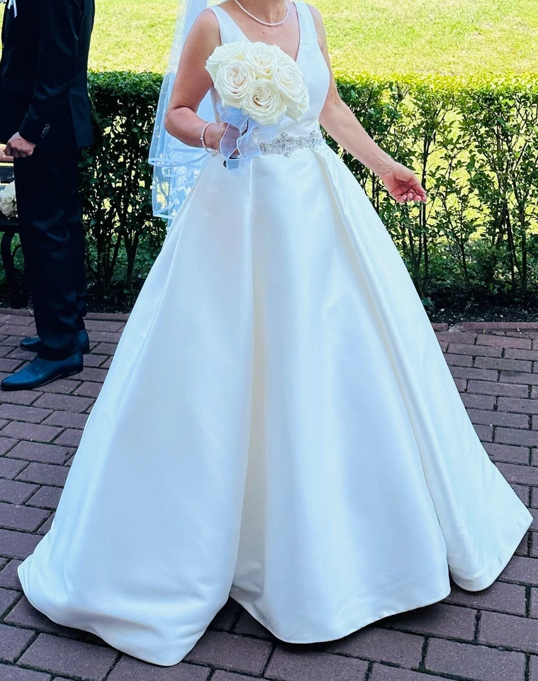Elegante Abito da Sposa Principessa in Seta Bianca - Scollo a V e Schiena Scop - Immagine 4 di 4