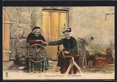 Old postcard Auvergne, Les Fileuses Bourbonnaises, a good take 