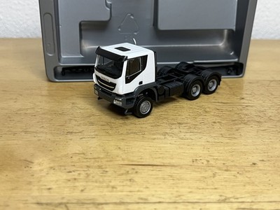 Herpa 310529 Iveco Trakker Sattelzugmaschine  6×6 Allrad Baustelle weiß 1:87