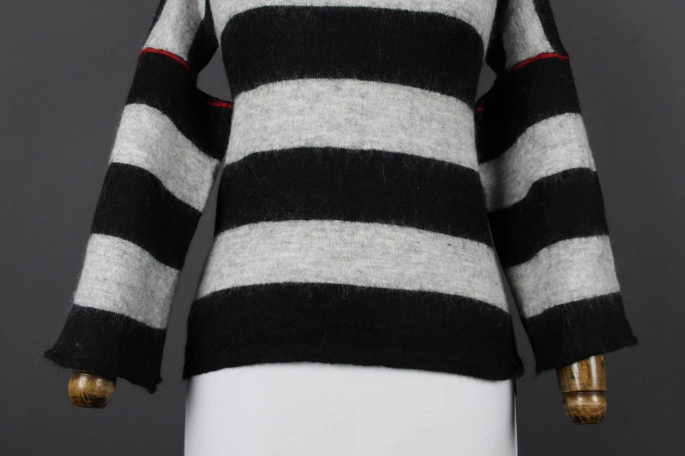 Suéter de malha Custo listrado preto e cinza manga longa gola redonda tamanho P - Imagem 3 de 4