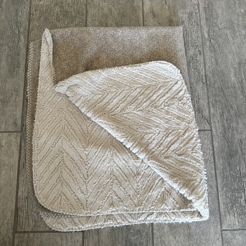 Boots Barkley Pet Blanket Reversible Beige To Cream Chevron 50x40”