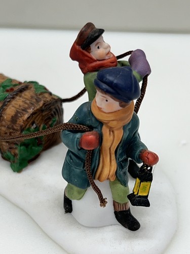 Dept 56 Bringing Home The Yule Log Heritage Village Collection 5558-1 Juego de 3 - Imagen 5 de 8