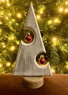 Handgefertigter dekorativer Weihnachtsbaum aus Holz.