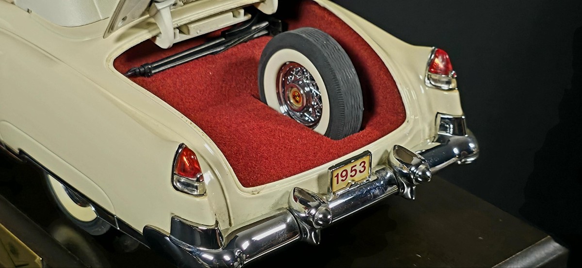 Danbury Mint 1953 Cadillac Eldorado 1:16 Diecast Car Ivory Red w