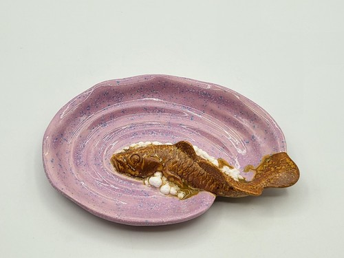Plato de baratija de cerámica rosa decorativo con manchas azules relieve de peces koi burbujeantes - Imagen 11 de 12