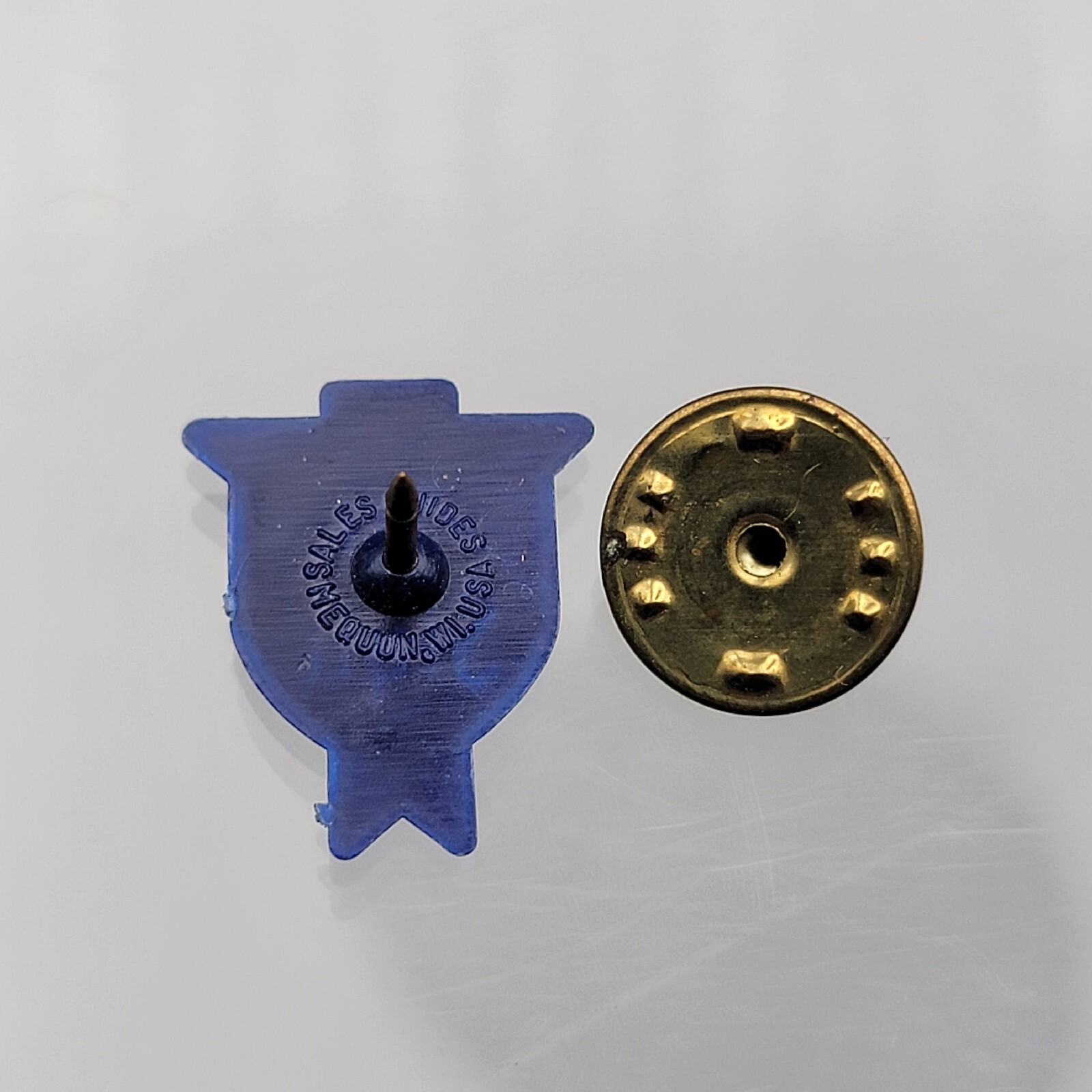 VTG Heilemans Old Style Beer Pin Button Hat Lapel Vest Alcohol Logo Blue Plastic