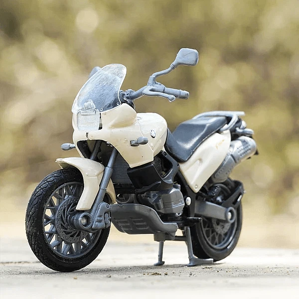 BMW F650ST White Motorcycle Model, Motormax Scale 1:18 - Image 4 of 4