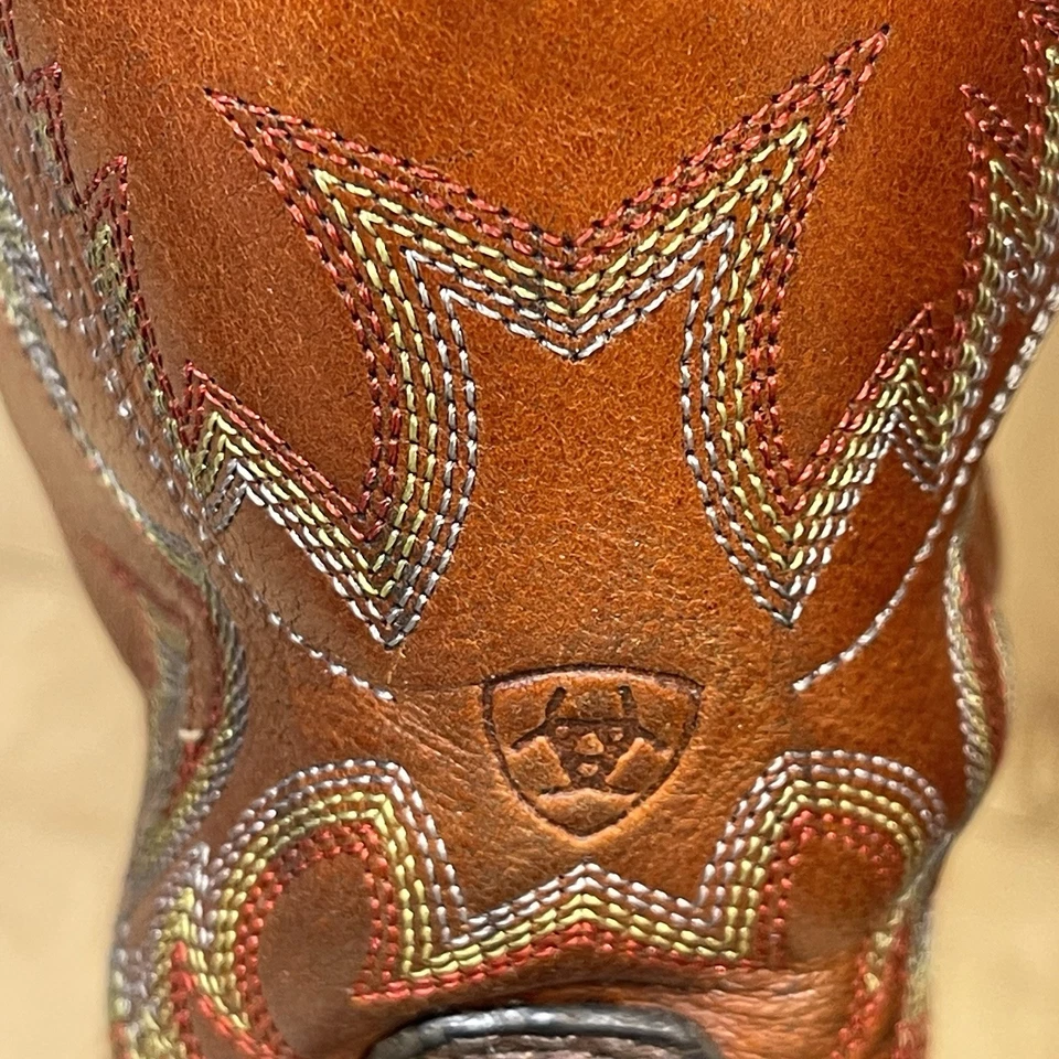 Botas Ariat WorkHog Puntera Cuadrada Con Bordado, Jóvenes/Niños Talla 5.5, Usadas Foto 4 de 4