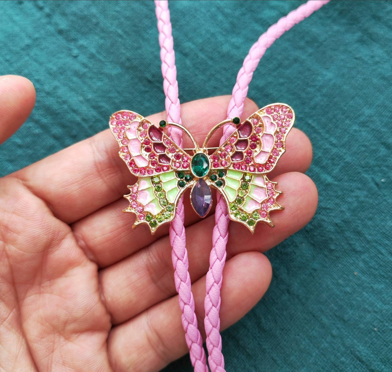 Corbata Bolo Mariposa Rosa: Aleación Plateada, Cuerda de Cuero Rosa