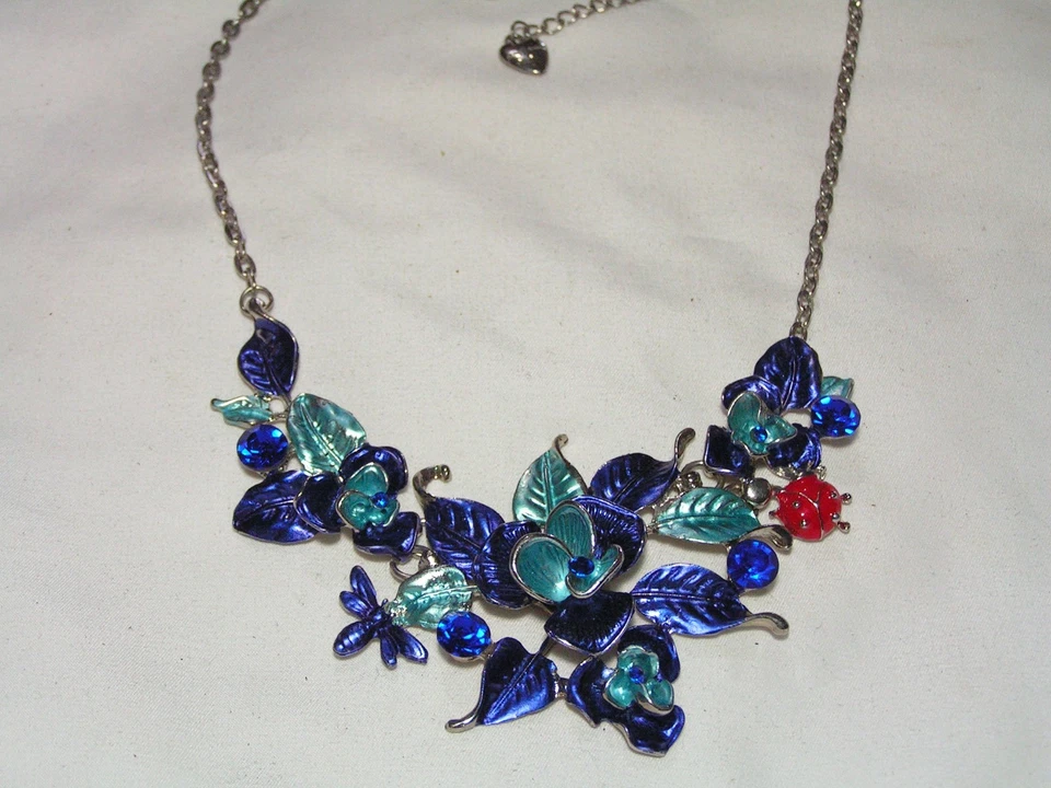 BETSEY JOHNSON... Collar colgante babero tono plata, cristales, flores esmaltadas e insectos Foto 3 de 4