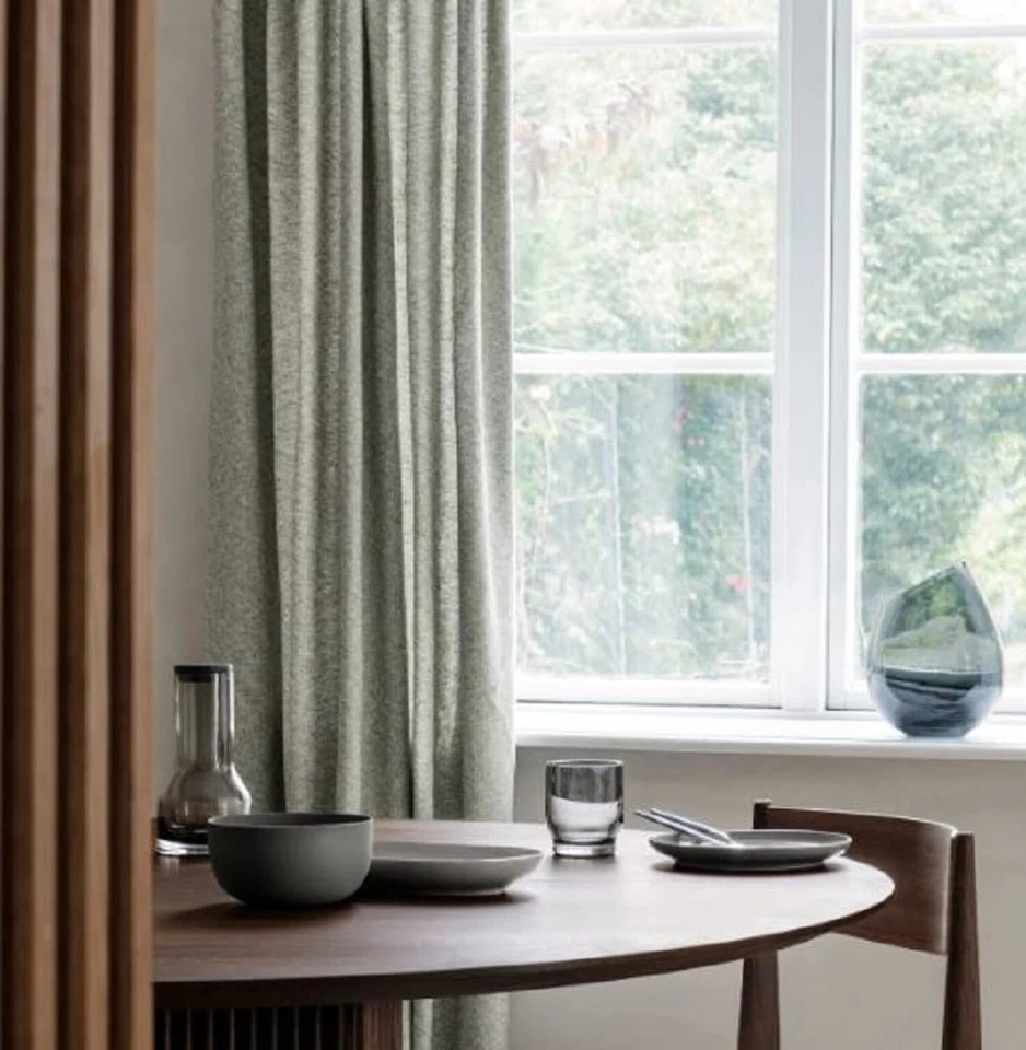 Jarrón de vidrio soplado a mano blomus DROP - color humo 6,5"/16,5 cm altura Foto 3 de 4