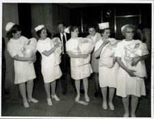1970 Press Photo Kienast quints leave Columbia-Presbyterian Medical Center, NY