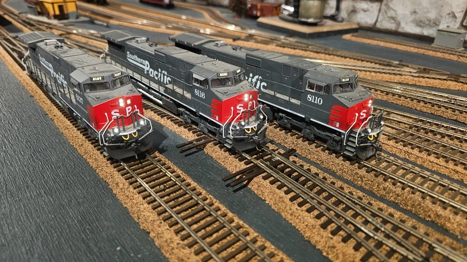 HO KATO Southern Pacific SP C44-9W Trio #8110, 8116 & 8137 mit DCC & Tsunami Sound