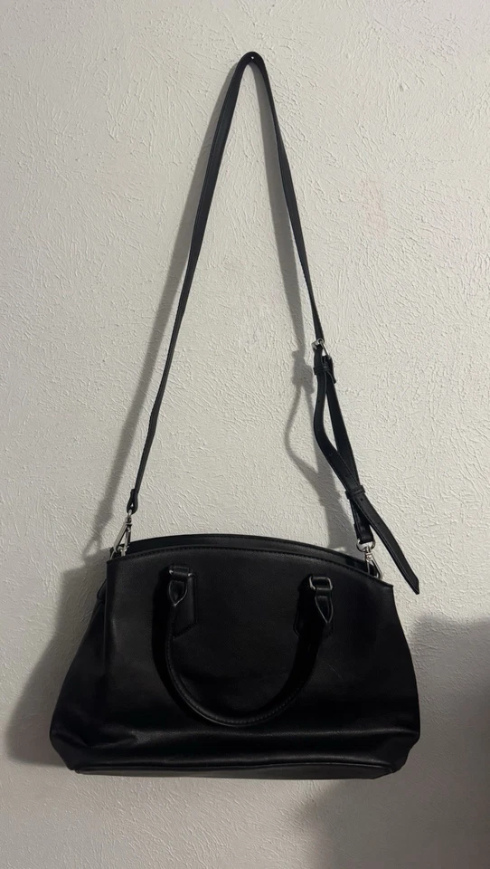 Cartera estilo cartera negra Nine West con asas y correa Foto 4 de 4