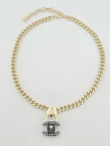 Collana con lucchetto in cristallo Chanel CC 2022